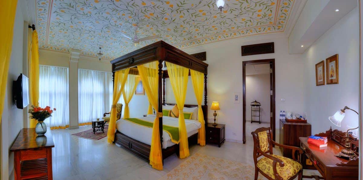 Four-poster suite at Anuraga Palace