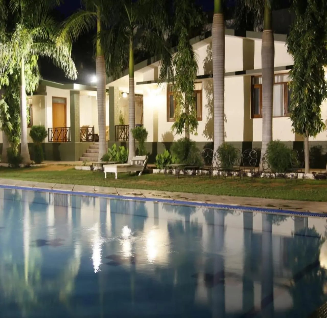 Pool and main building at Ranthambhore Regency in the evening
