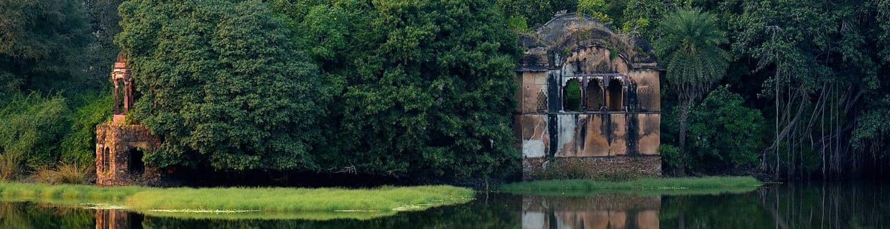 Raj Bagh ruins at the edge of Raj Bagh lake