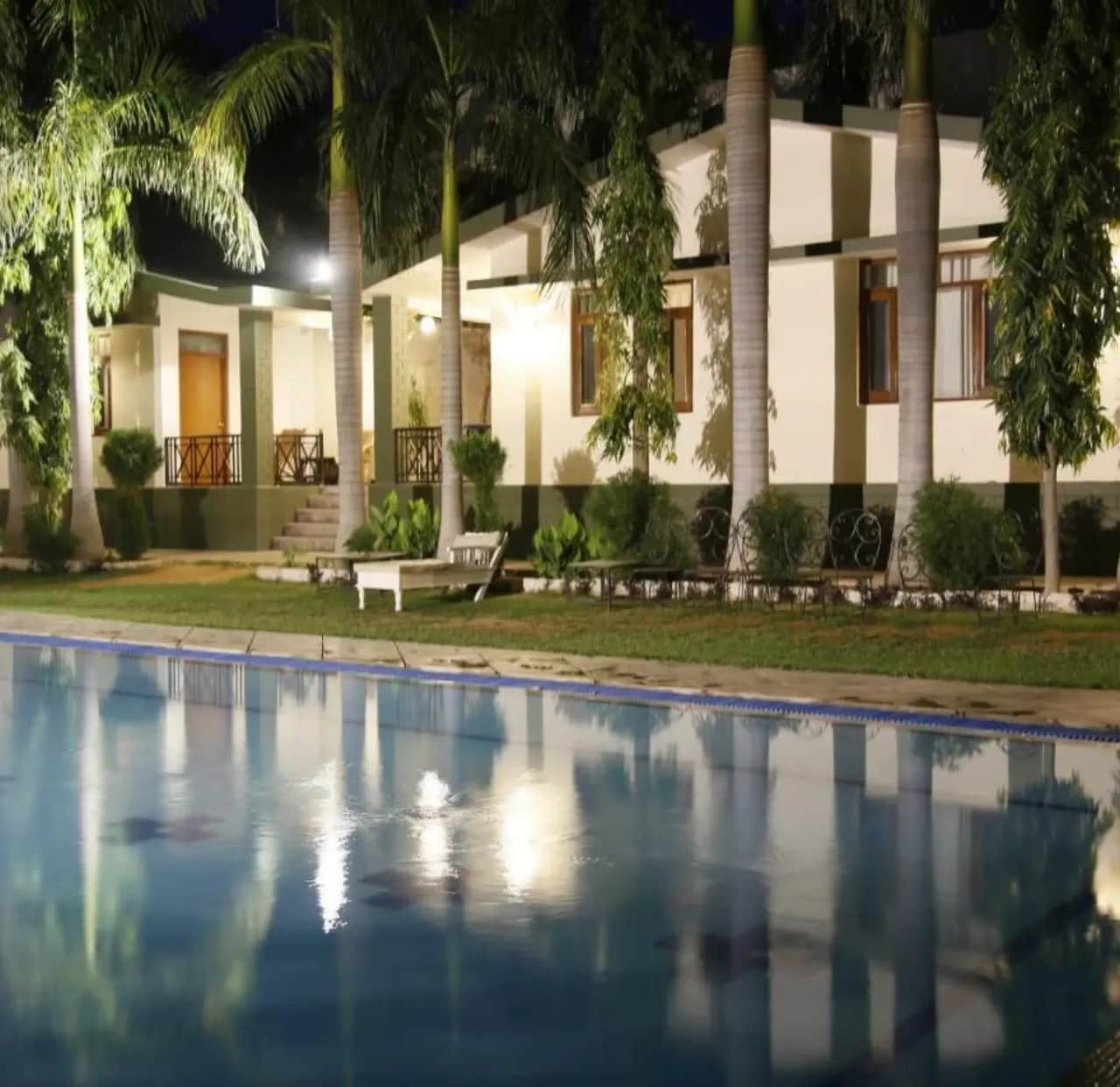 Pool and main building at Ranthambhore Regency in the evening
