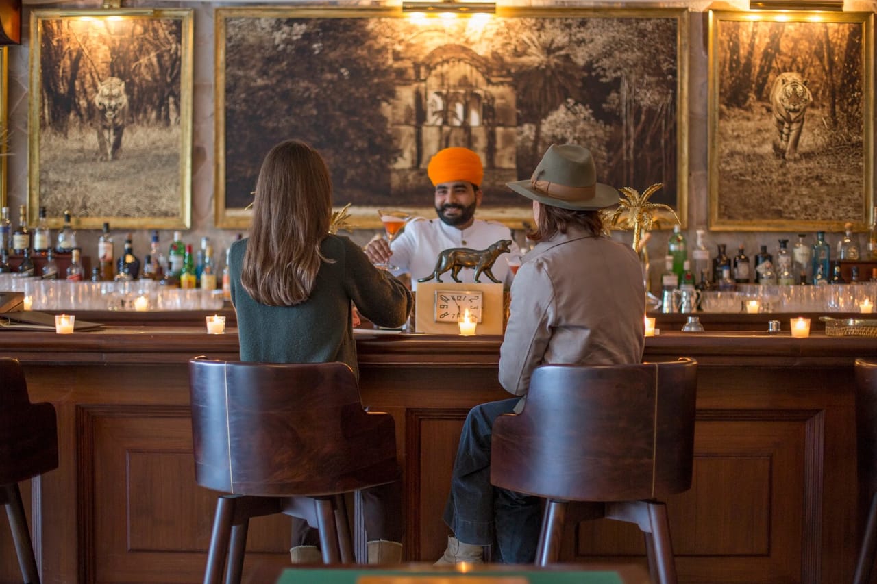 Guests at the bar at SUJÁN Sher Bagh
