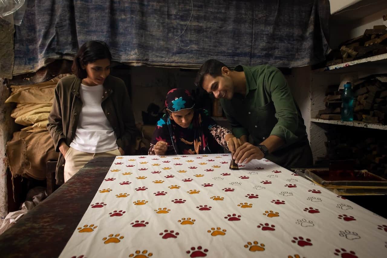 Guests planning the day in a tent at SUJÁN Sher Bagh
